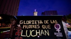 Vista de una estatua en honor a "Mujeres que luchan" colocada por colectivos feministas en la rotonda de la Avenida Paseo de la Reforma, de donde había sido retirada la efigie de Cristóbal Colón, en la Ciudad de México./AFP