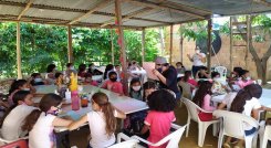 En La Fortaleza, el lugar de encuentro de las niñas es la casa de Maricel, donde tiene adecuado un espacio para que las menores realicen sus actividades. /  Foto: Cortesía / La Opinión 