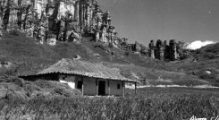 Un ciudadano de La Playa de Belén convirtió a la tienda en una verdadera galería de arte para perpetuar la historia del terruño colonial. Foto: Cortesía / La Opinión 