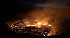 Imagen cortesía del Servicio Geológico de EE. UU. (USGS) muestra la erupción continua del volcán Kilauea en Hawai./AFP