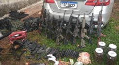 Una gran cantidad de armamento (armas largas, fusiles, granadas, munición...), chalecos antibalas y varios vehículos robados fueron decomisados. / Foto: Policía Militar de Brasil