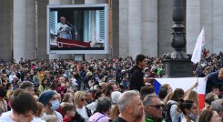En su tradicional rezo del Ángelus, el papa Francisco pidió orar para que los gritos de la Tierra y de los pobres sean escuchados. / Foto: AFP