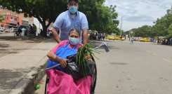 Silleros La Parada es una asociación integrada por ocho venezolanos que se ganan el sustento transportando pacientes, personas con discapacidad y de la tercera edad por el puente Simón Bolívar. / Foto: Leonardo Favio Oliveros