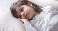 La Asociación Americana de Pediatría determinó que la principal causa para padecer trastorno de sueño en niños y jóvenes son las actividades antes de la hora de ir a dormir. / Foto: Freepik