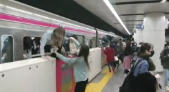 En un video colgado en Twitter se puede ver a varios pasajeros intentando huir del tren de la línea Keio a través de las ventanas.