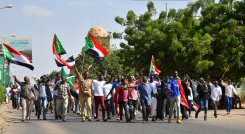 Los manifestantes antigolpistas sudaneses asisten a una reunión en la ciudad gemela de Omdurman, la capital, Jartum, para expresar su apoyo a la transición democrática del país que descarrilaron una toma militar y una represión mortal. / Foto: AFP