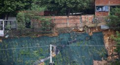Comunidad asegura que el terreno es arcilloso, por lo que allí nunca se debió construir el conjunto residencial./ Foto: Pablo Castillo / La Opinión 