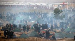 Los migrantes que pretenden cruzar a Polonia son vistos en un campamento cerca del cruce fronterizo de Bruzgi-Kuznica en la frontera bielorrusa-polaca./AFP