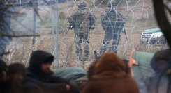 Militares polacos detrás de una cerca de alambre de púas en la frontera entre Bielorrusia y Polonia