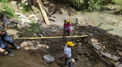 Con recursos propios se recuperan tramos afectados por la ola invernal.
