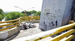 Aunque el lugar fue limpiado hace unas semanas, nuevamente está lleno de basuras y cambuches. / Foto: Pablo Castillo / La Opinión 