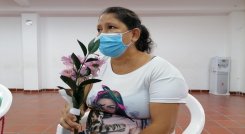 Mujer víctima de violencia por primera vez recibió flores./Foto: cortesía