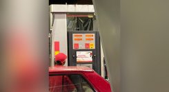 Esta situación fue captada en la estación de servicio de San Rafael. Un pequeño Renault fue surtido con 27,8 galones de gasolina, cuyo valor se traduce en más de 200 mil pesos. Esta irregularidad refleja una evidente modificación del tanque de combustible del vehículo. / Foto: Twitter @juancbocanegra