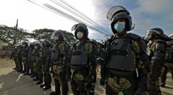 Soldados hacen guardia frente a la cárcel Guayas 1 en Guayaquil, Ecuador, en donde el pasado septiembre se registró una de las peores masacres carcelarios de América Latina con 119 muertos. / Foto: AFP