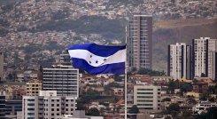 Una bandera nacional hondureña ondea en Tegucigalpa. Honduras celebra hoy  elecciones generales./ Foto: AFP