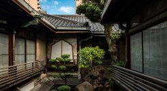 Un sección de Taiyoshi Hyakuban, un antiguo burdel convertido en restaurante en el histórico barrio rojo de Tobita-Shinchi en Osaka. / Foto: AFP