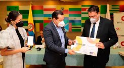 Oscar Gerardino recibe el premio por lucha anticontrabando./Foto cortesía