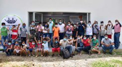 Habitantes de Palmarito posan enfrente del salón comunal recién inaugurado./Foto cortesía