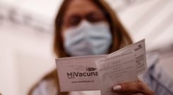 El ministro de Salud, Fernando Ruiz, ha dicho que el objetivo de esta medida es tener lugares más bioseguros e impulsar la vacunación en los más jóvenes. 