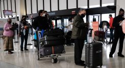 Hasta el 28 de noviembre, 56 países habían aplicado medidas de viaje para intentar retrasar la importación de la nueva variante. / Foto: AFP