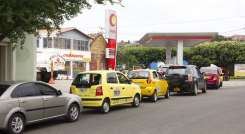 Cola en estaciones de gasolina