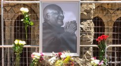 Los hábitos de Desmond Tutu lo salvaron de ser encarcelado y su lucha pacífica fue reconocida con el Premio Nobel de la Paz en 1984. / Foto: AFP