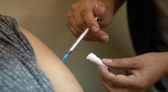 Latinoamérica apuesta por acelerar las campañas de vacunación para hacer frente a la variante ómicron. /AFP