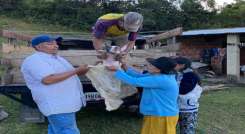 Las familias beneficiadas recibieron un cerdo y dos bultos de concentrado. Foto: Cortesía/La Opinión.