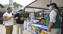 Emilio Archila y Hernando Londoño conociendo los proyectos productivos de las familias que dejaron a un lado el cultivo de coca. / Foto : Jorge Gutiérrez / La Opinión 