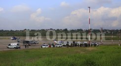 Un alta aglomeración de pasajeros se generó en la afueras del aeropuerto tras las suspensión de vuelos por causas de los atentados terroristas. / Foto: Juan Pablo Cohen