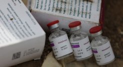 El estudio sobre la tercera dosis fue llevado a cabo "de manera independiente" por investigadores de la universidad de Oxford, con la cual AstraZeneca concibió su vacuna. / Foto: AFP