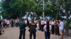 habitantes del barrio Aeropuerto y la Policía rindieron homenaje póstumo a los héroes de la patria asesinados./Foto cortesía