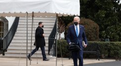 El gobierno de Biden recibió una lluvia de críticas por haber impuesto y mantenido estas restricciones de viaje solo al sur de África a pesar de que la nueva variante del coronavirus se propaga a gran velocidad por todo el mundo. / Foto: AFP