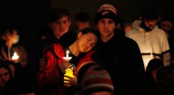 La gente sostiene velas durante una vigilia después de un tiroteo en Oxford High School en Lake Pointe Community Church en Lake Orion, Michigan, pcurrido el martes. / Foto: AFP