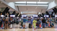 Se habían registrado al menos 2.116 cancelaciones de vuelos, de las cuales 499 son viajes vinculados a Estados Unidos./ Foto: AFP