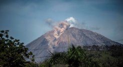 Volcán Semeru en Indonesia entra de nuevo en erupción./Foto: AFP