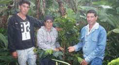 Rodrigo Arias y su familia regresaron a su finca después de ser víctimas de la violencia.