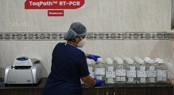 ¿Tres dosis de vacunas podrán resistir a la variante ómicron del coronavirus?