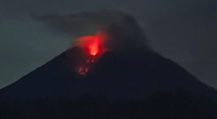 La actividad del volcán Semeru en Indonesia ralentiza el rescate