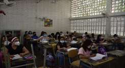 El uso del tapabocas y el lavado de manos son prioritarios. El MEN eliminó la restricción de aforos.   Arriba, el alcalde Jairo Yáñez acompañó el proceso de regreso a clases./ Fotos: Pablo Castillo y cortesía / La Opinión 