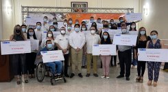 Millonarios cheques simbólicos fueron entregados a emprendedores./Foto: cortesía