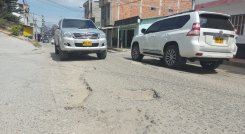 Moradores del barrio Juan XXIII solicitan la adecuación de las calles deterioradas. Existen 2 mil millones de pesos para la adecuación del anillo vial y no se ejecutan. / Foto: Javier Sarabia / La Opinión 