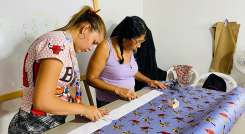 En el taller de Caño Indio las mujeres están compenetradas en el proyecto de confecciones