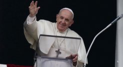 El Papa calificó de “egoístas” a los que no quieren tener hijos y los reemplazan con “perros o gatos”