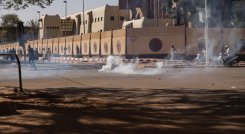 Las fuerzas de seguridad disparan gases lacrimógenos contra las personas que se reunieron en la plaza de la Nación para apoyar a los militares en Uagadugú. El domingo estallaron disparos en varios cuarteles del Ejército en Burkina Faso, lo que llevó al gobierno a negar que los militares hubieran tomado el control del notoriamente Estado volátil del Sahel. / Foto: AFP