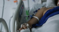 Muertes por COVID aumentaron casi el doble en sólo una semana en Colombia
