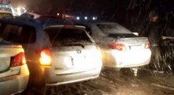 Mas de 100.000 automóviles han acudido a la turística localidad en los últimos días para asistir a las grandes e inusuales nevadas, causando enormes atascos en las vías de acceso y salida, según indicó un portavoz de la policía.