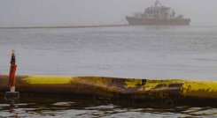 Barreras flotantes para proteger las playas del petróleo a la deriva se ven en la ciudad turística de Ancón, Perú. 