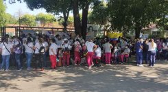 Madres comunitarias y ‘Fami’, quienes prestan sus servicios en los hogares bajo responsabilidad del Instituto Colombiano de Bienestar Familiar, se plantaron afuera de la Regional del #ICBF, en #Cúcuta, para rechazar la “ración de hambre” que quieren darles a los niños y niñas.