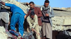 Los yemeníes buscan sobrevivientes luego de un ataque aéreo liderado por Arabia Saudita contra una prisión en el bastión hutí de Saada en el norte de Yemen. / Foto: AFP